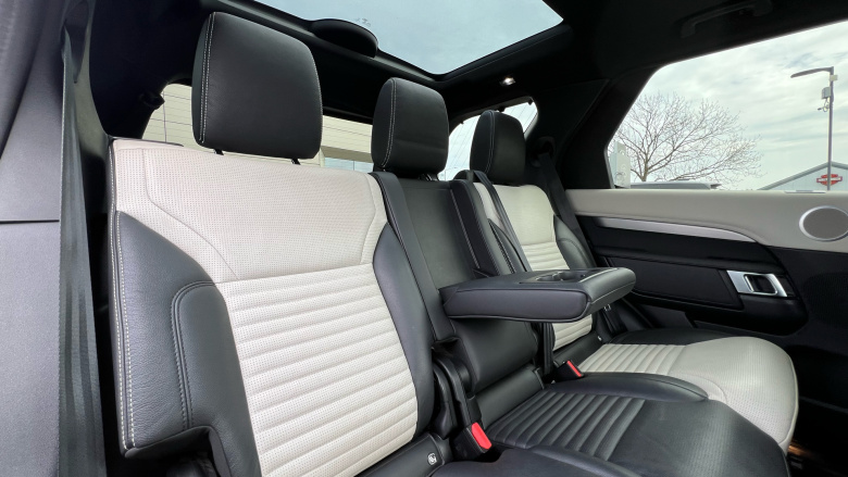 Land Rover Discovery 3.0 D300 R-Dynamic SE 5dr Auto Diesel Station Wagon